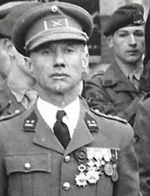 Afbeelding met militair uniform, persoon, buiten, kleding

Automatisch gegenereerde beschrijving
