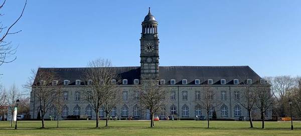 Afbeelding met buitenshuis, hemel, gras, gebouw

Automatisch gegenereerde beschrijving