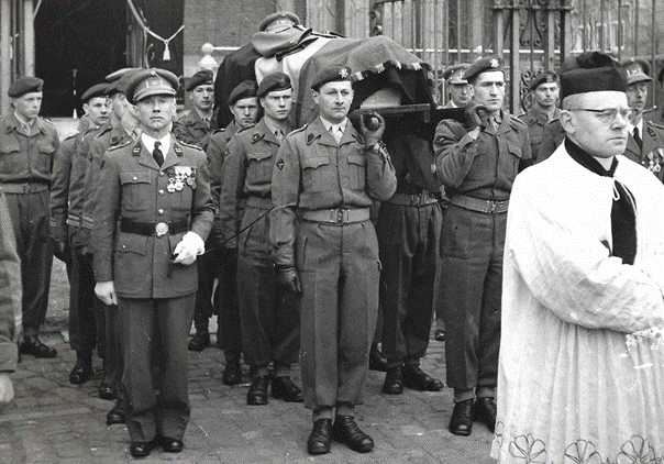 Afbeelding met persoon, militair uniform, kleding, poseren
Automatisch gegenereerde beschrijving