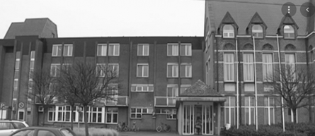 Afbeelding met tekst, gebouw, buiten, huis
Automatisch gegenereerde beschrijving