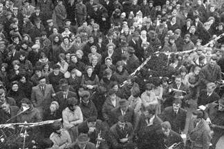 Gust Lauwers ,  Volkstoeloop op het Dorpsplein , 1965.jpg