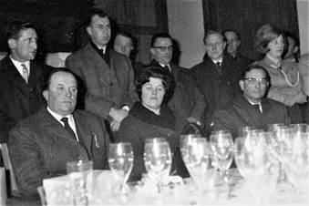 Gust Lauwers , Boven rechts hoofdleidster Chiro Renilde Polfliet , onder rechts schepen Nand De Prins . Boven , 2+ is Fons Verbruggen.jpg