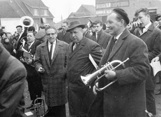 Gust Lauwers , de fanfare St. Cecilia ,in het midden dirigent Rik De Bruyn ( man met sigaar ).jpg