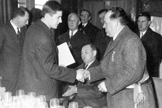 Gust Lauwers , Felecitaties van COO via Antoon Lauwens . Achteraan met bril Schepen Jules Geens ..jpg