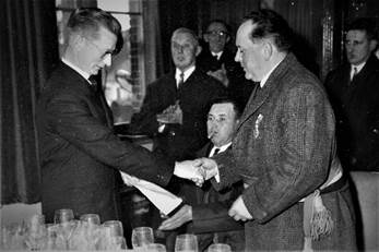 Gust Lauwers , felicitaties van Miel Polfliet namens de Christelijke beweging ..jpg