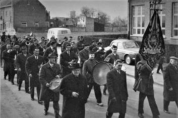 Gust Lauwers , stoet met de fanfare Sint Cecilia ..jpg