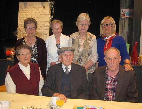 Afbeelding met persoon, tafel, groep, mensen

Automatisch gegenereerde beschrijving