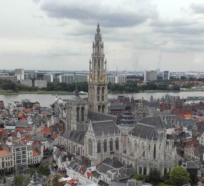 Afbeelding met gebouw, buiten, stad, groot

Automatisch gegenereerde beschrijving