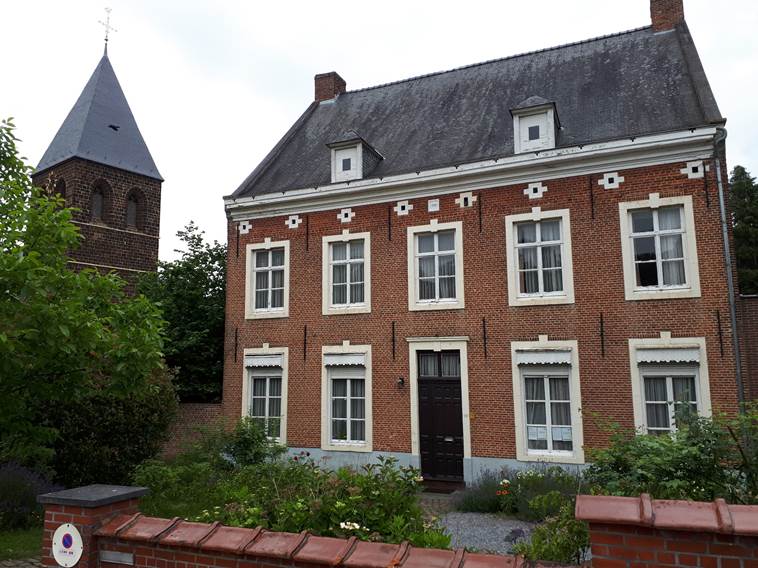 Afbeelding met gebouw, buiten, lucht, huis

Automatisch gegenereerde beschrijving
