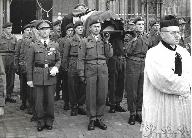 Afbeelding met persoon, buiten, militair uniform, staand

Automatisch gegenereerde beschrijving