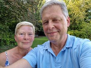 Afbeelding met persoon, Menselijk gezicht, boom, buitenshuis
Automatisch gegenereerde beschrijving